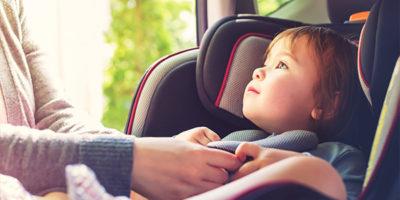 Dziecko-w-samochodzie-wybrac-fotelik-czy-siedzisko