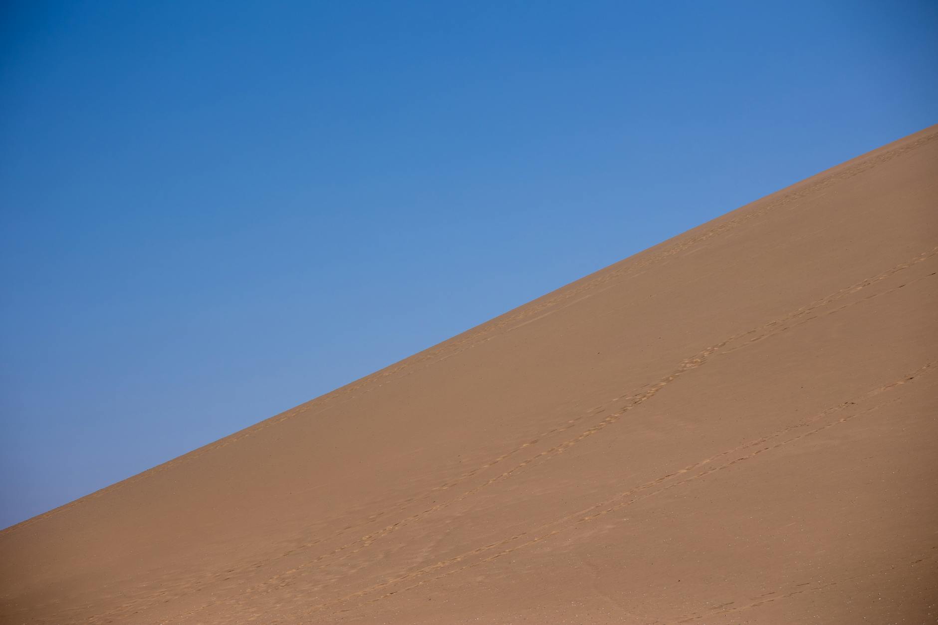 Montaż akumulatora w skrzyni w przyczepie kempingowej z bezpiecznikiem