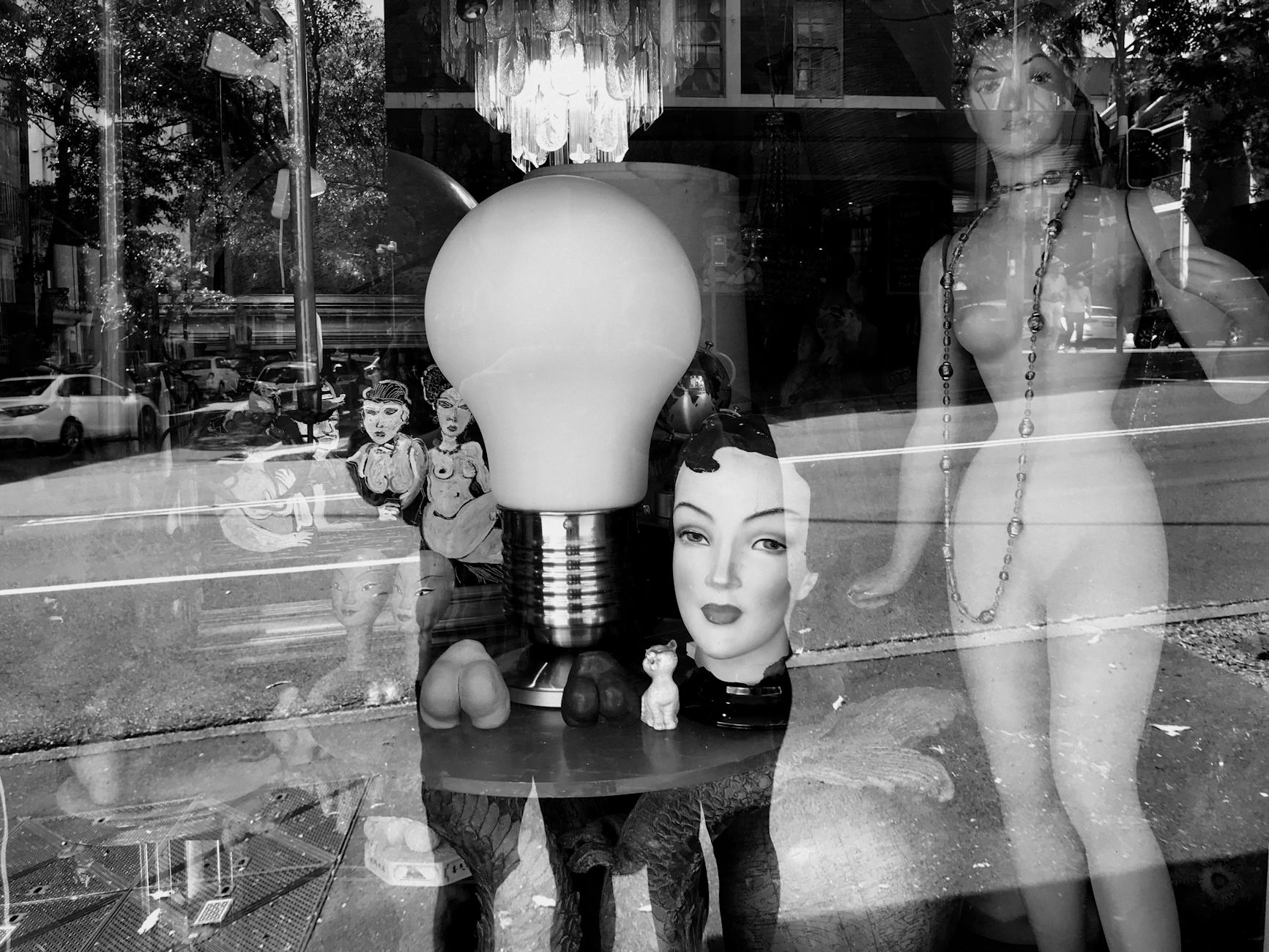 Czarno-biała witryna w Sydney z manekinem i odbiciem ulicy