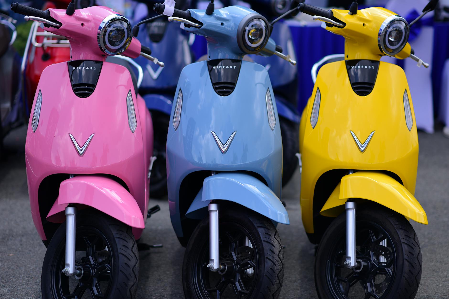 Kolorowe skutery VinFast ustawione w rzędzie na zewnątrz