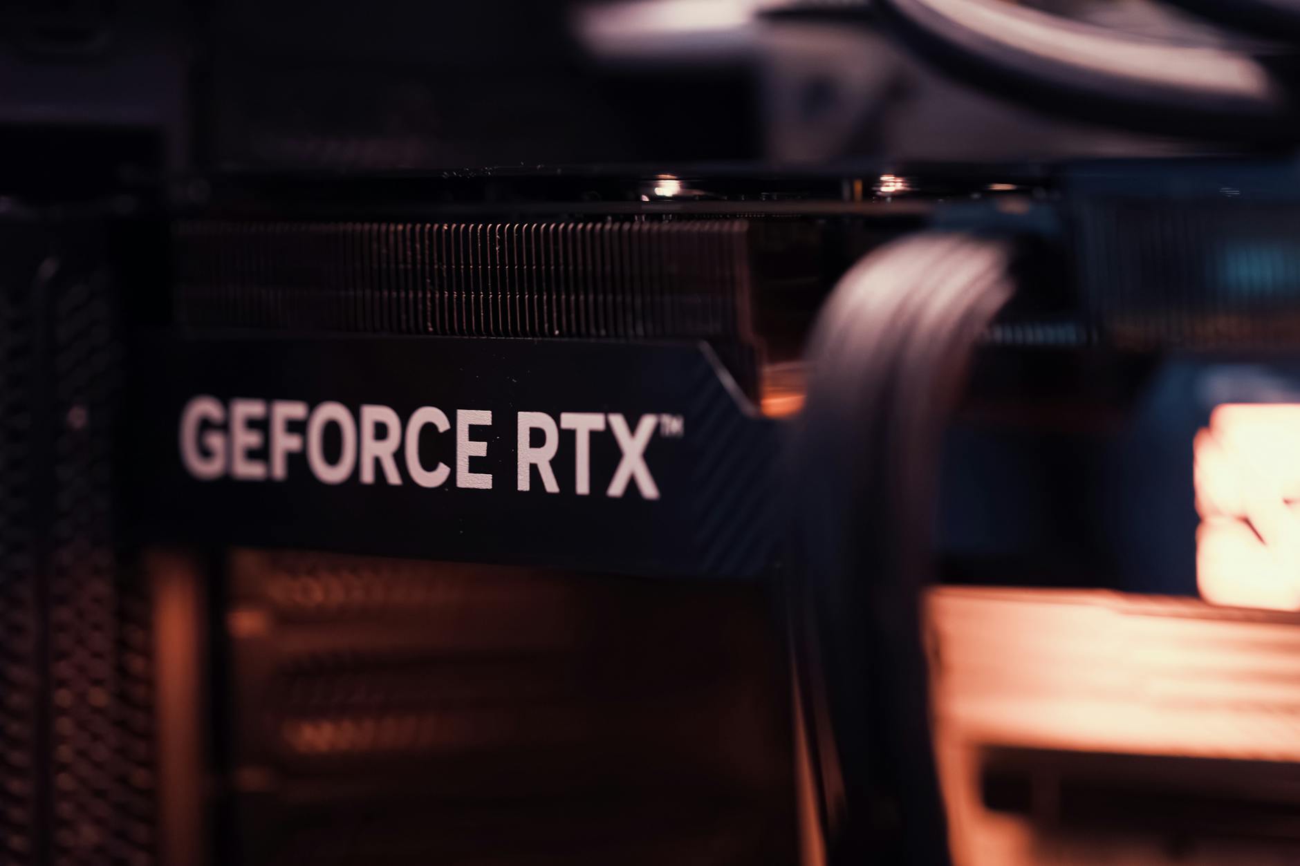 Zbliżenie na kartę graficzną GeForce RTX w nowoczesnym komputerze
