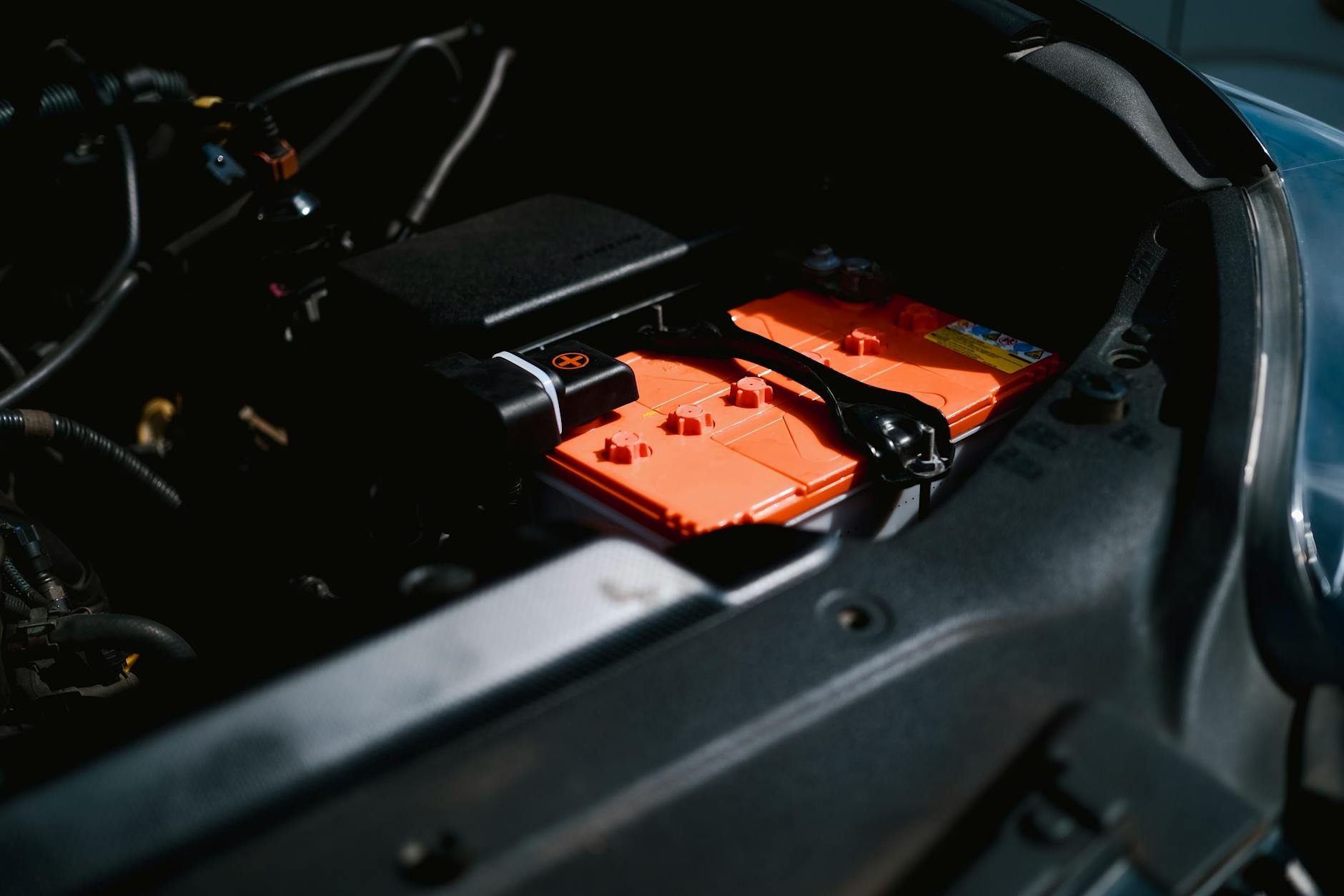 Akumulator samochodu elektrycznego w komorze silnika z widocznymi ogniwami