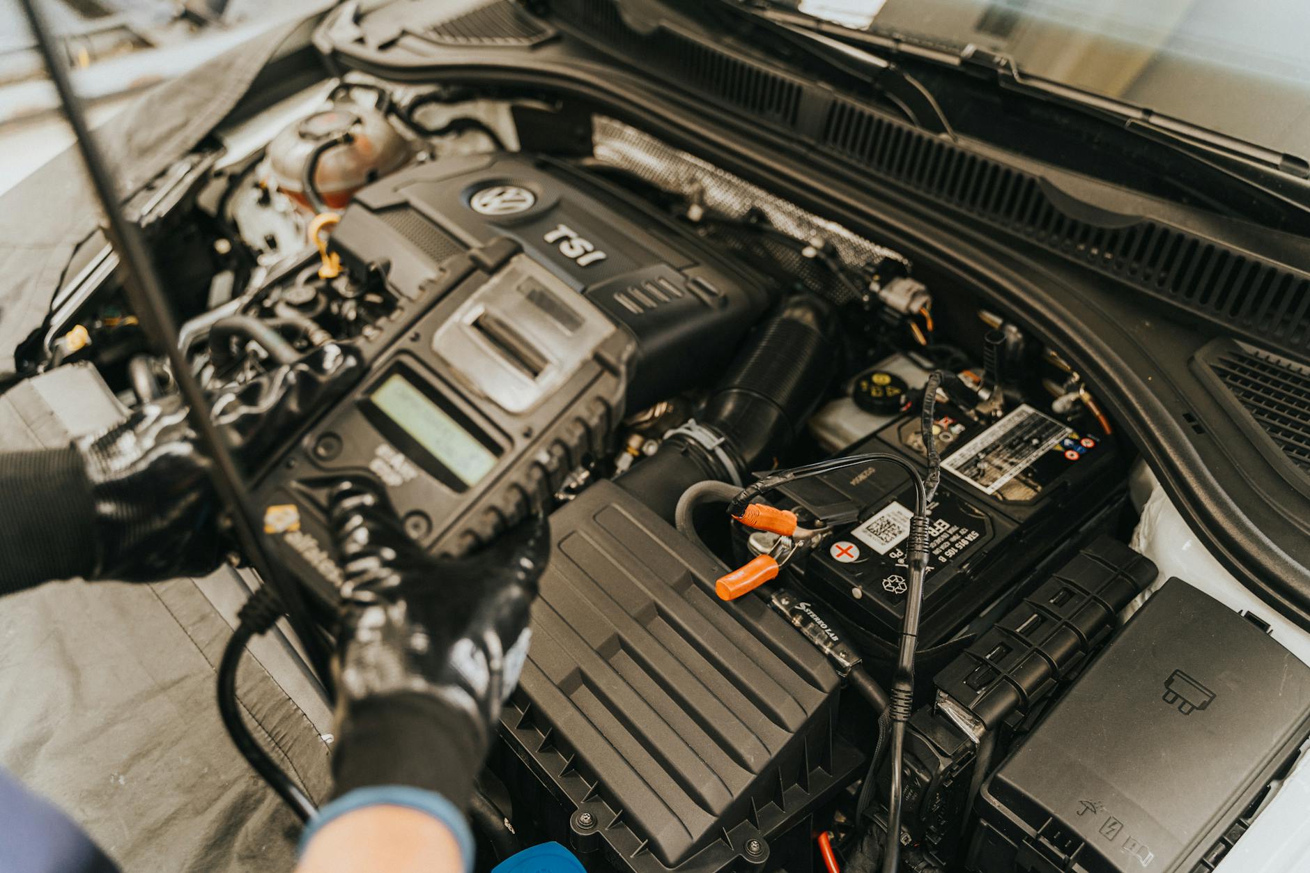 Mechanik diagnozuje silnik Volkswagena za pomocą specjalistycznego testera