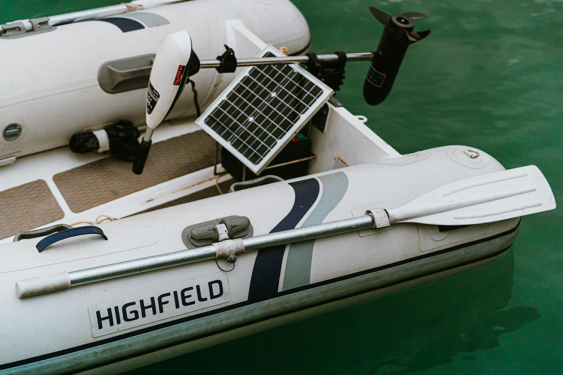 Nadmuchiwana łódź Highfield z panelem solarnym na spokojnej wodzie