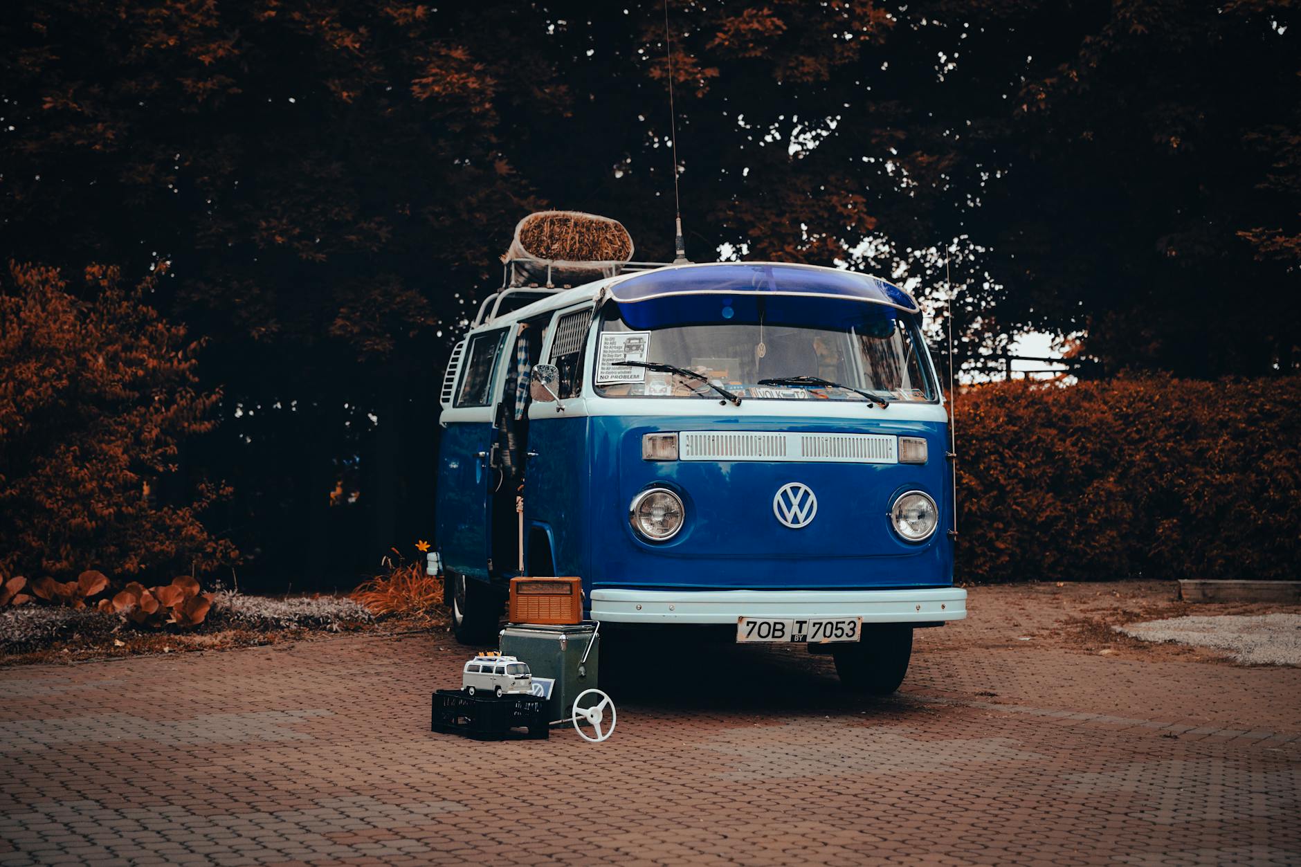 Niebieski retro kamper Volkswagen zaparkowany na zewnątrz