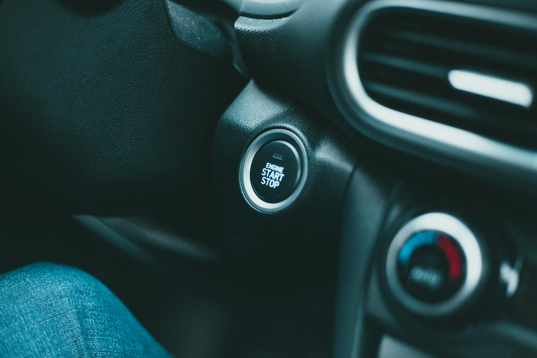 Przycisk start-stop i panel klimatyzacji we wnętrzu nowoczesnego auta
