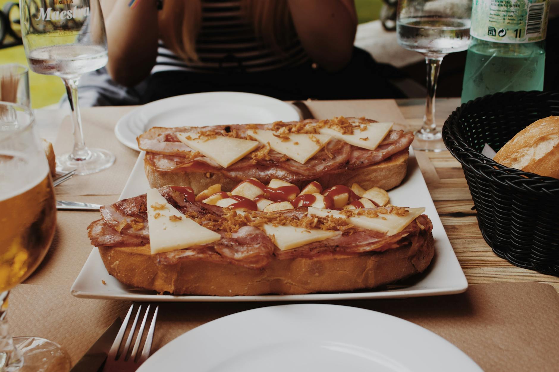 Tost z szynką i serem w hiszpańskiej restauracji na świeżym powietrzu