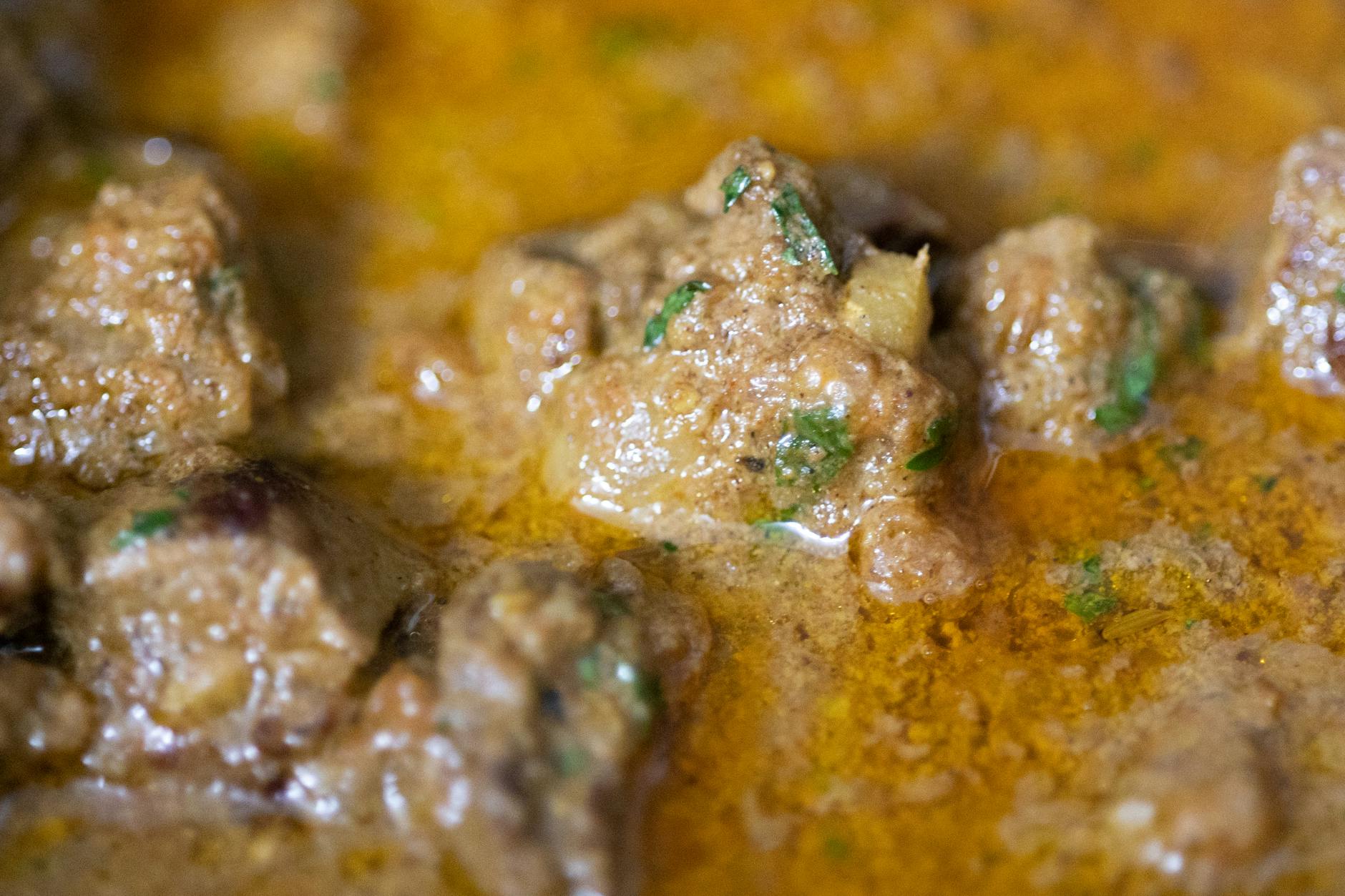 Zbliżenie na tajskie czerwone curry z wołowiną i ziołami